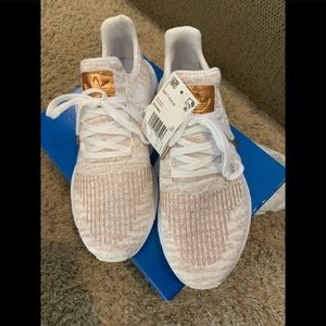 SOLD Women’s Adidas Swift Runs